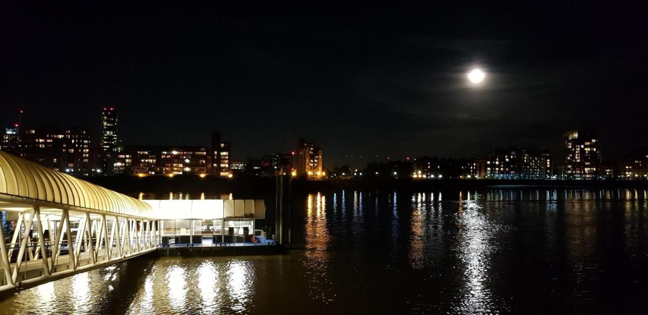 Stunning Massive Bedroom +Direct Thames River View Londra Esterno foto
