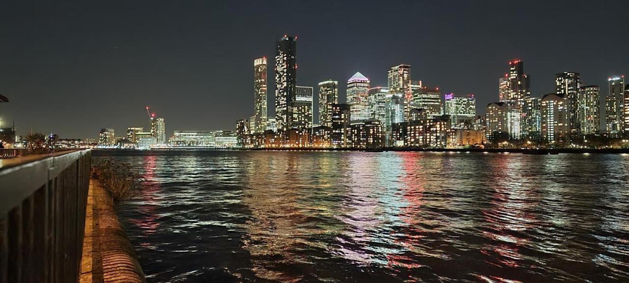 Stunning Massive Bedroom +Direct Thames River View Londra Esterno foto